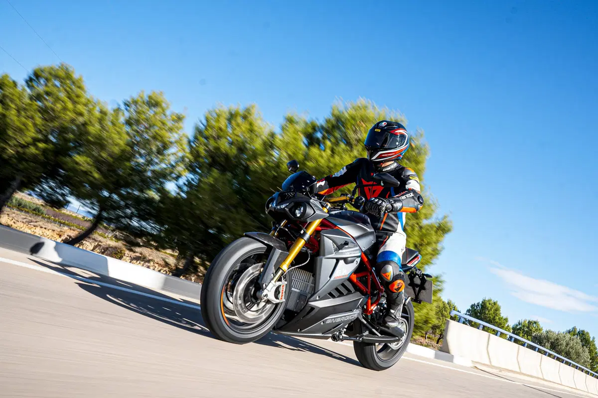 Energica Eva Ribelle 2020 TEST. Più cattiva, più veloce, più guidabile (2)