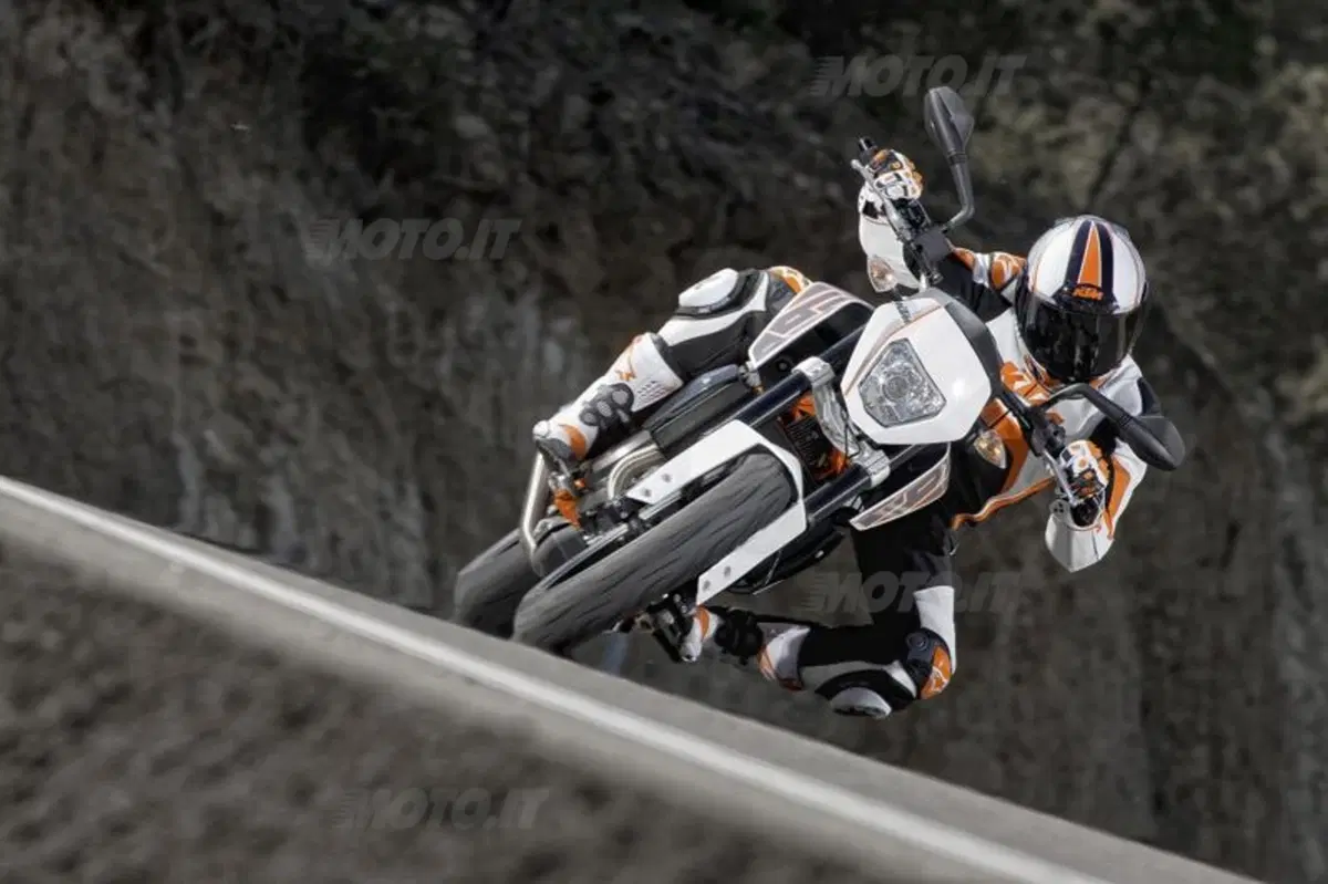 Al debutto il Campionato Europeo Junior KTM in sella alla 690 Duke (4)