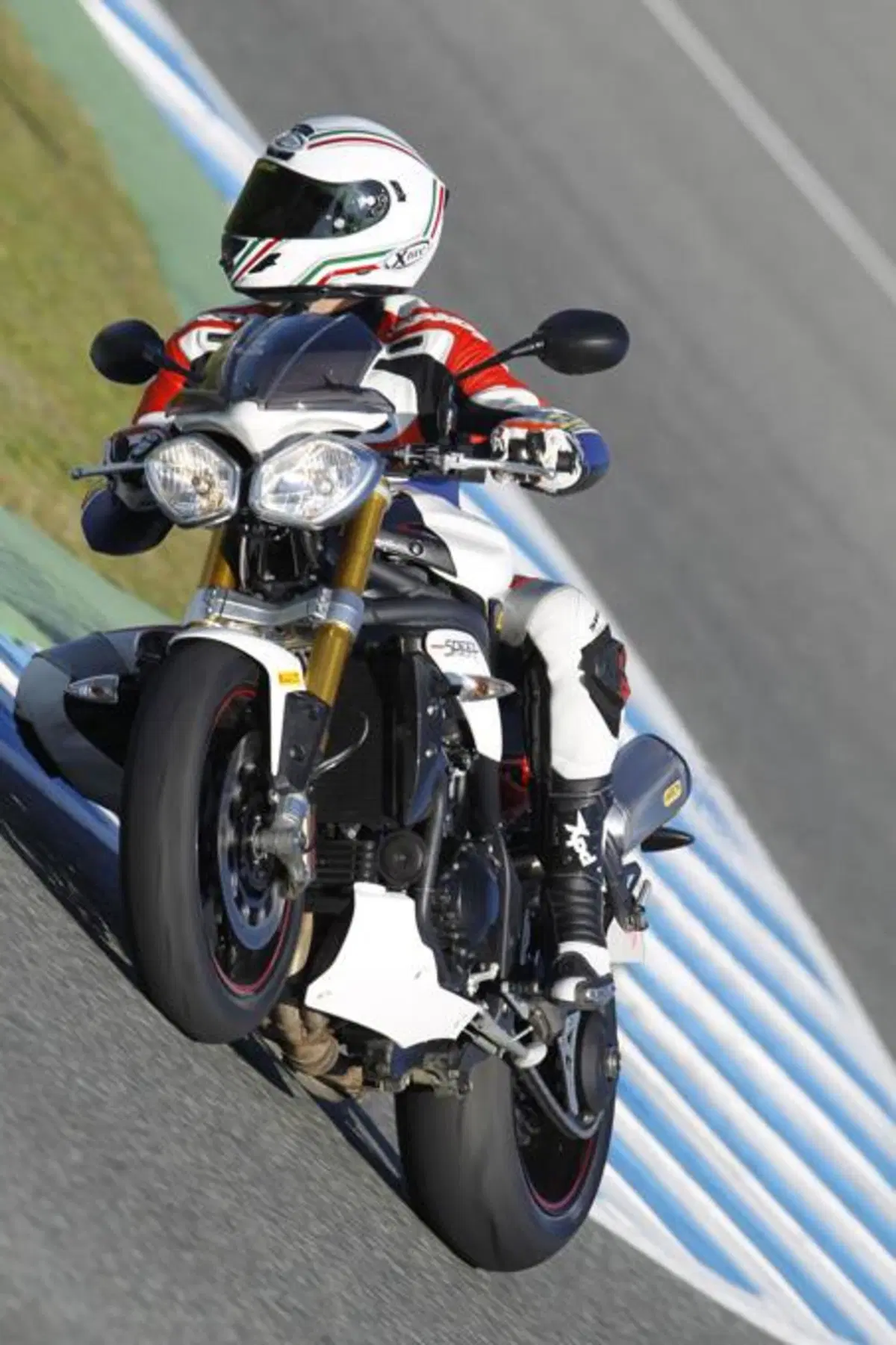 Triumph Speed Triple 1050 R  (2)