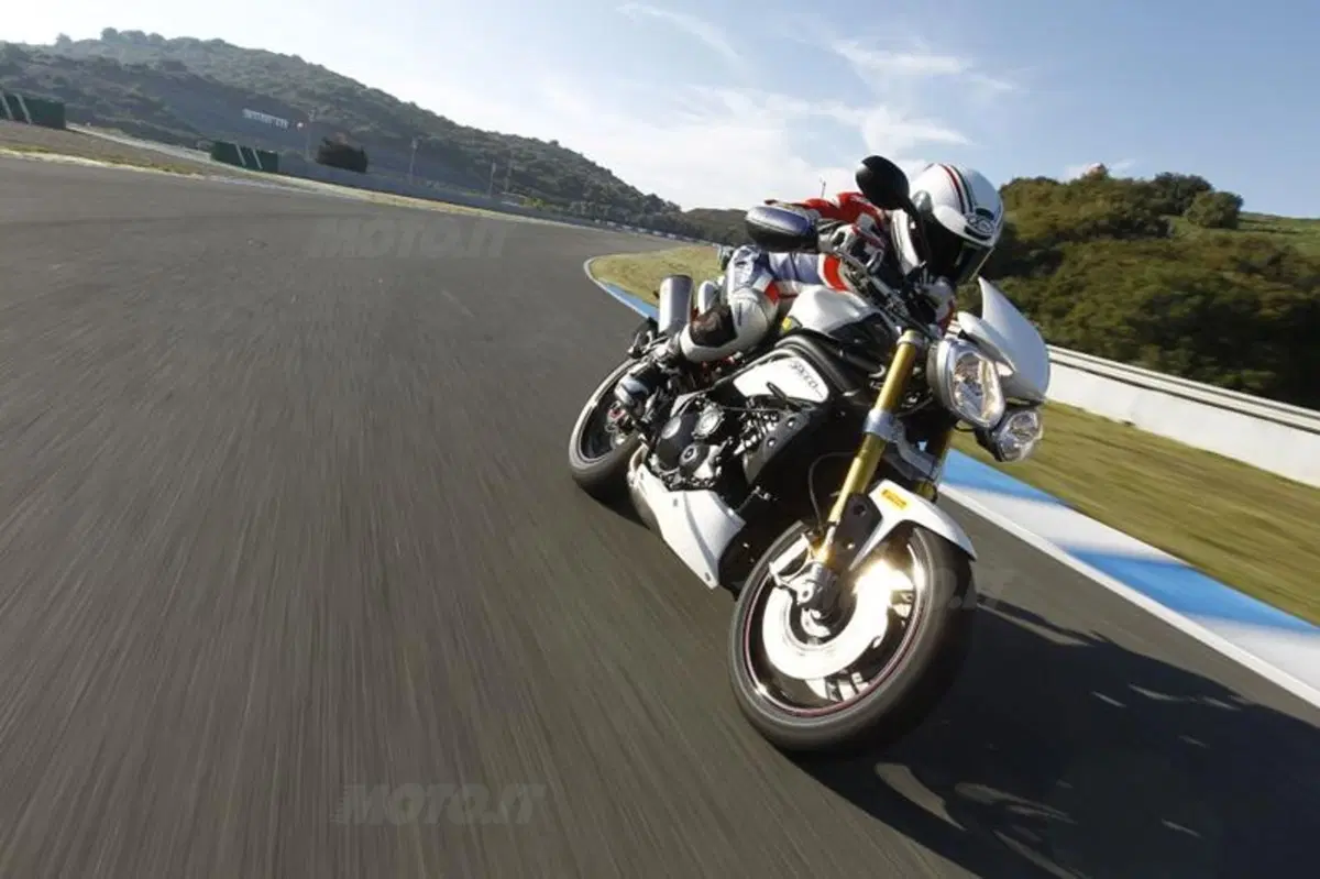 Triumph Speed Triple 1050 R  (3)