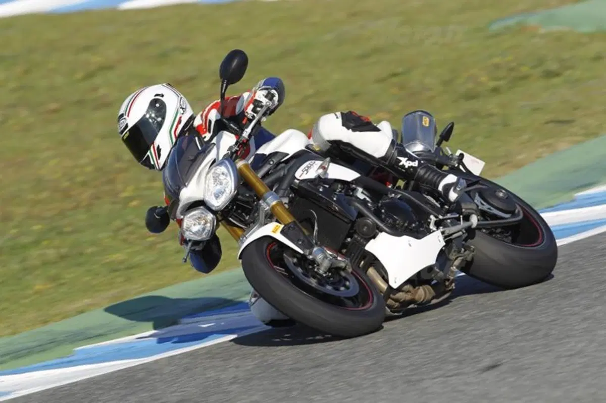 Triumph Speed Triple 1050 R  (4)