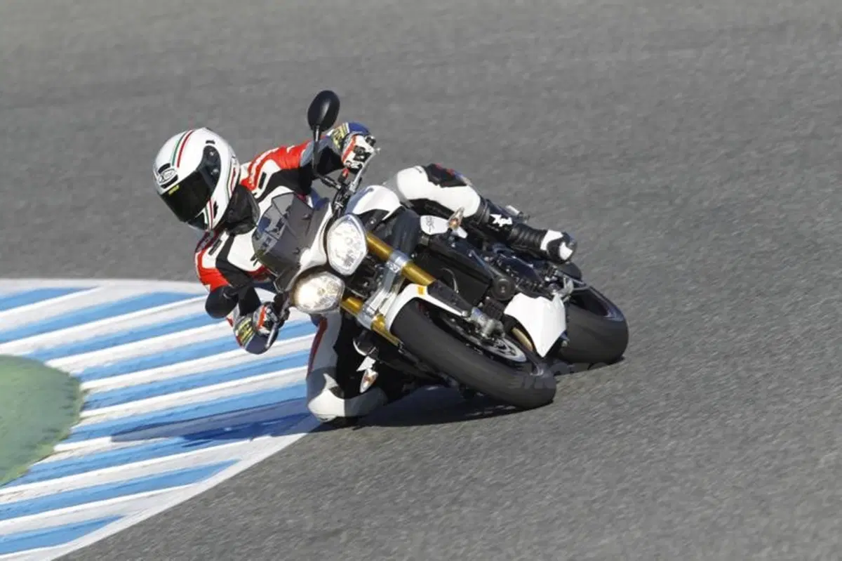 Triumph Speed Triple 1050 R  (5)