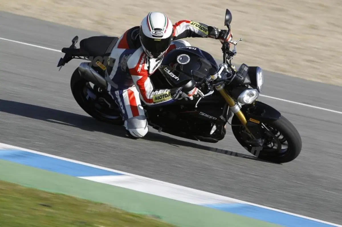 Triumph Speed Triple 1050 R  (6)