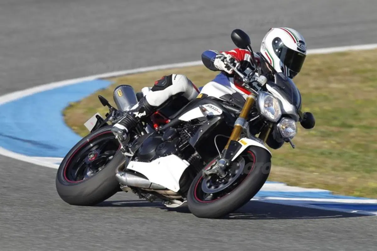 Triumph Speed Triple 1050 R  (7)