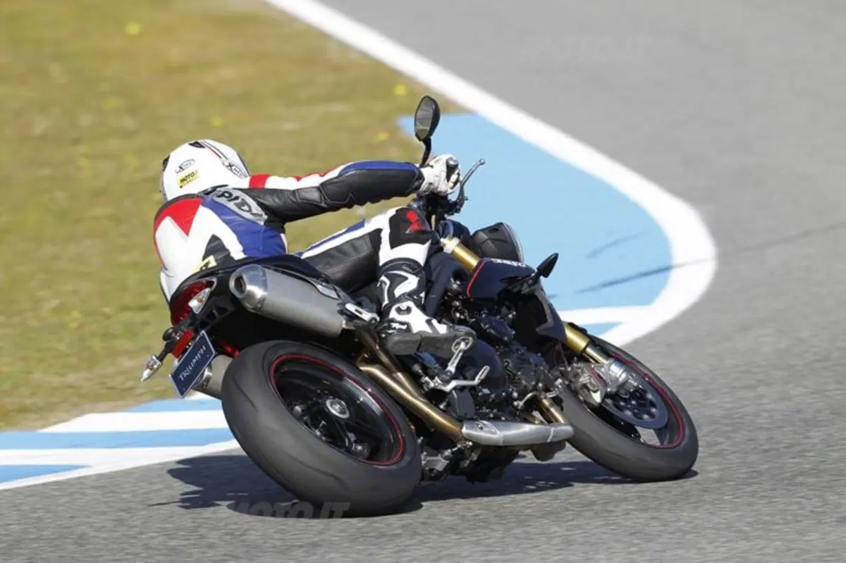 Triumph Speed Triple 1050 R  (8)