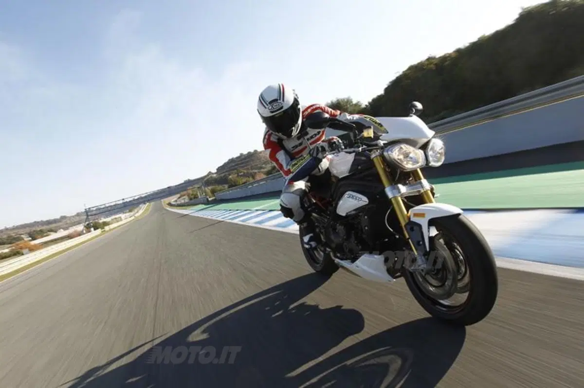 Triumph Speed Triple 1050 R  (9)