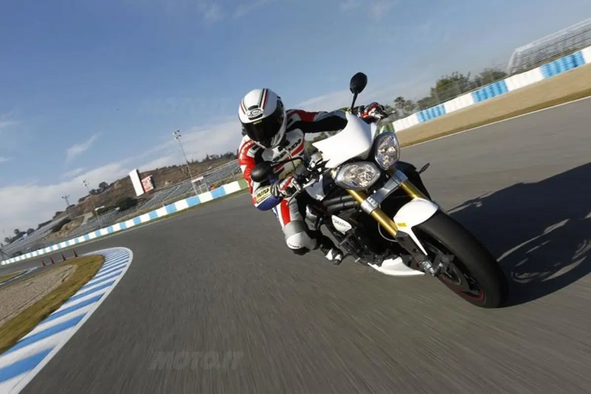 Triumph Speed Triple 1050 R  (10)