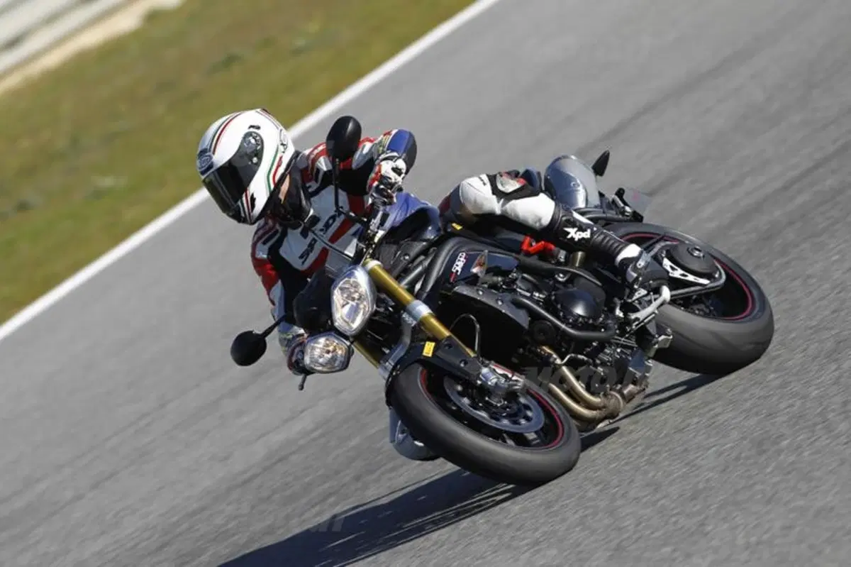 Triumph Speed Triple 1050 R  (11)