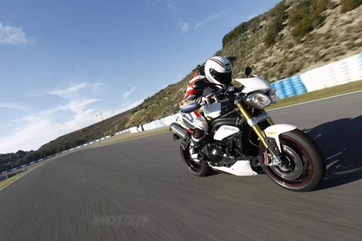 Triumph Speed Triple 1050 R  (12)