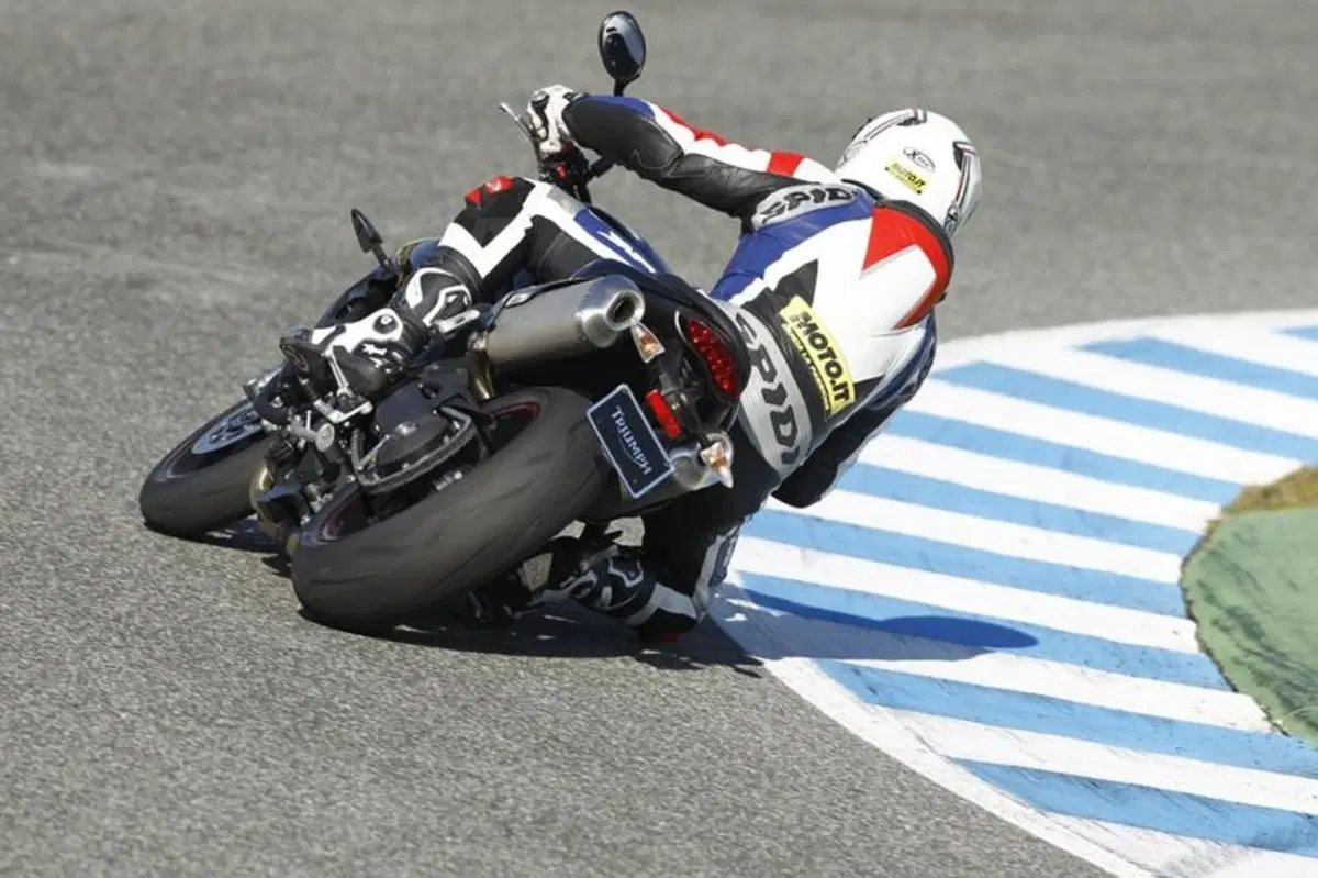 Triumph Speed Triple 1050 R  (13)
