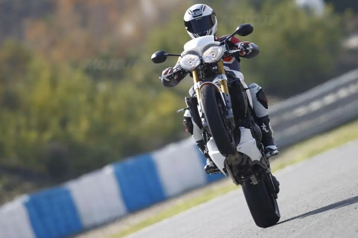 Triumph Speed Triple 1050 R  (14)