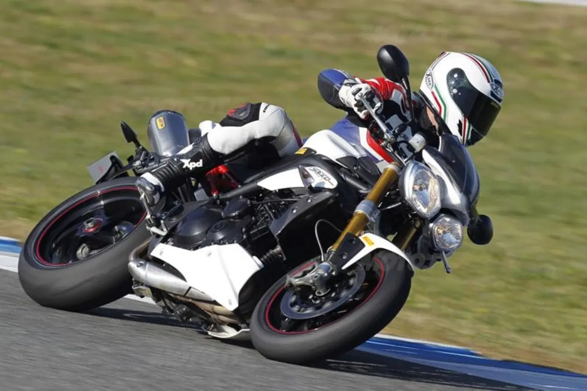 Triumph Speed Triple 1050 R  (15)