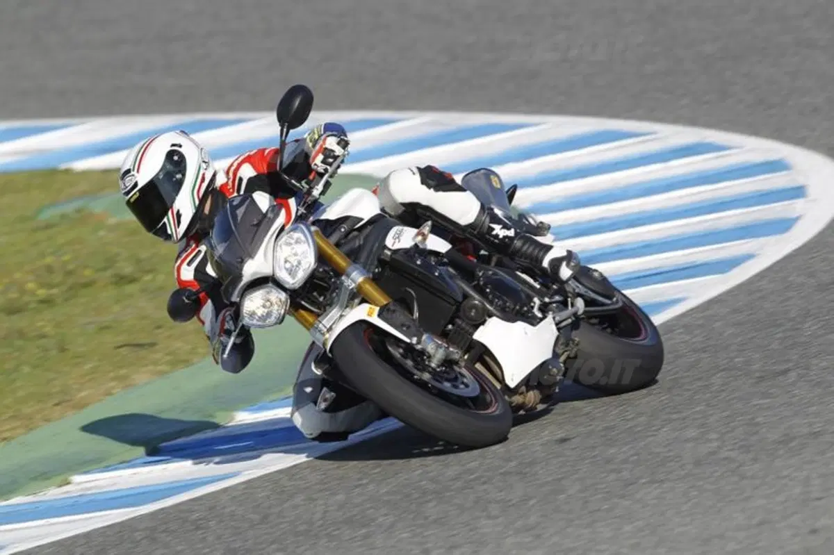 Triumph Speed Triple 1050 R  (16)