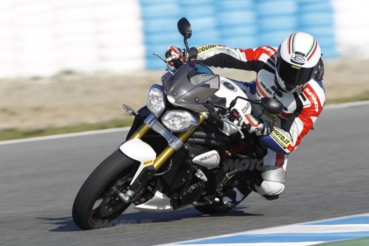 Triumph Speed Triple 1050 R  (17)