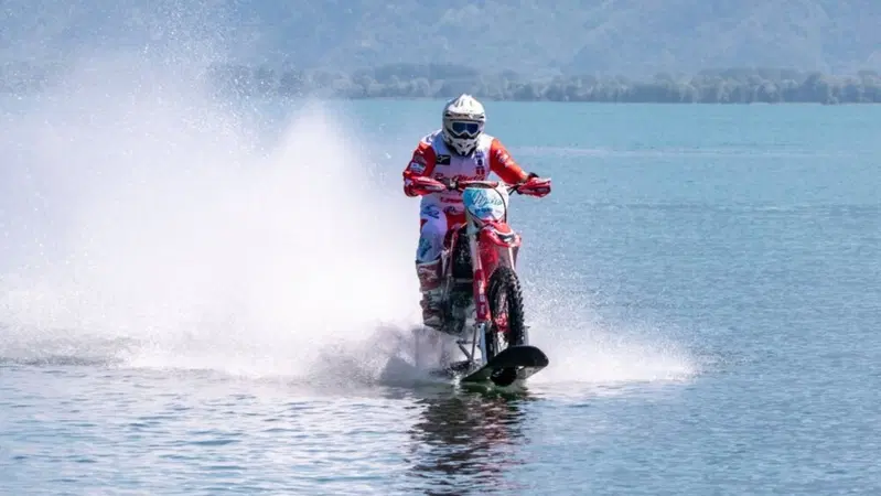 Luca Colombo. Il recordman che corre in moto sull&rsquo;acqua 