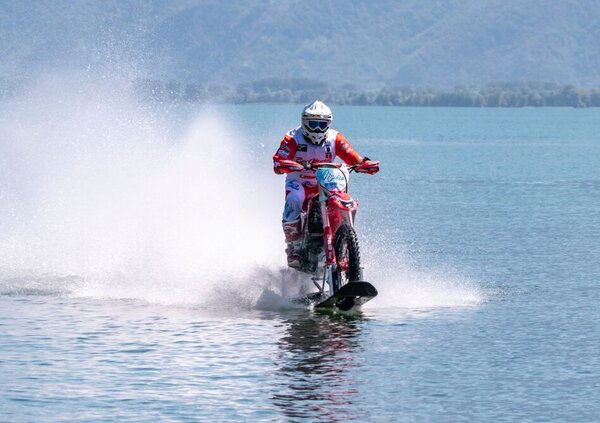 Luca Colombo. Il recordman che corre in moto sull’acqua 