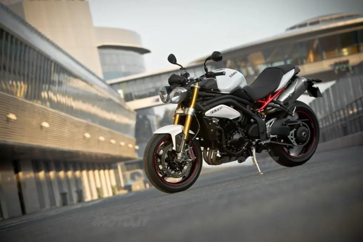 Triumph Speed Triple 1050 R  (22)