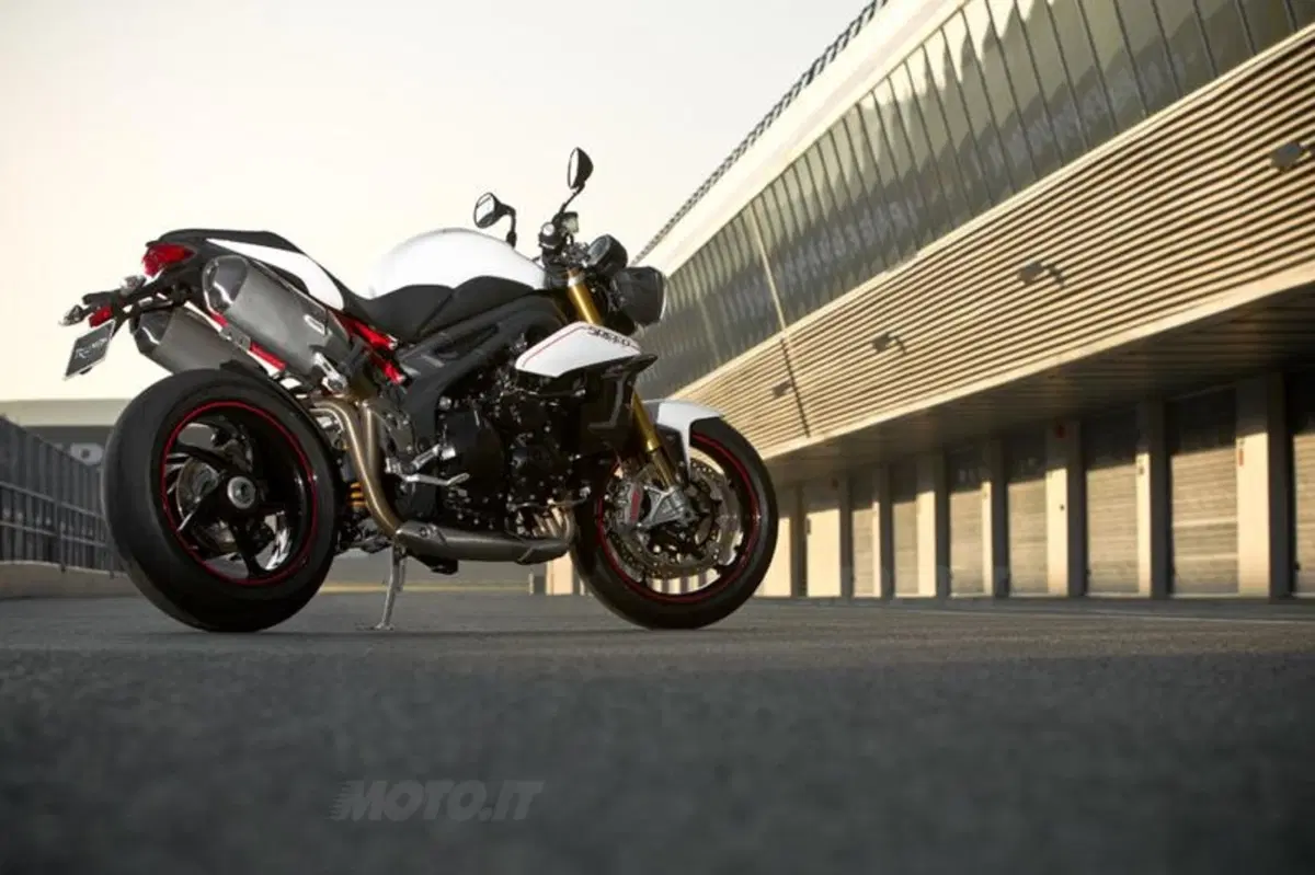 Triumph Speed Triple 1050 R  (24)