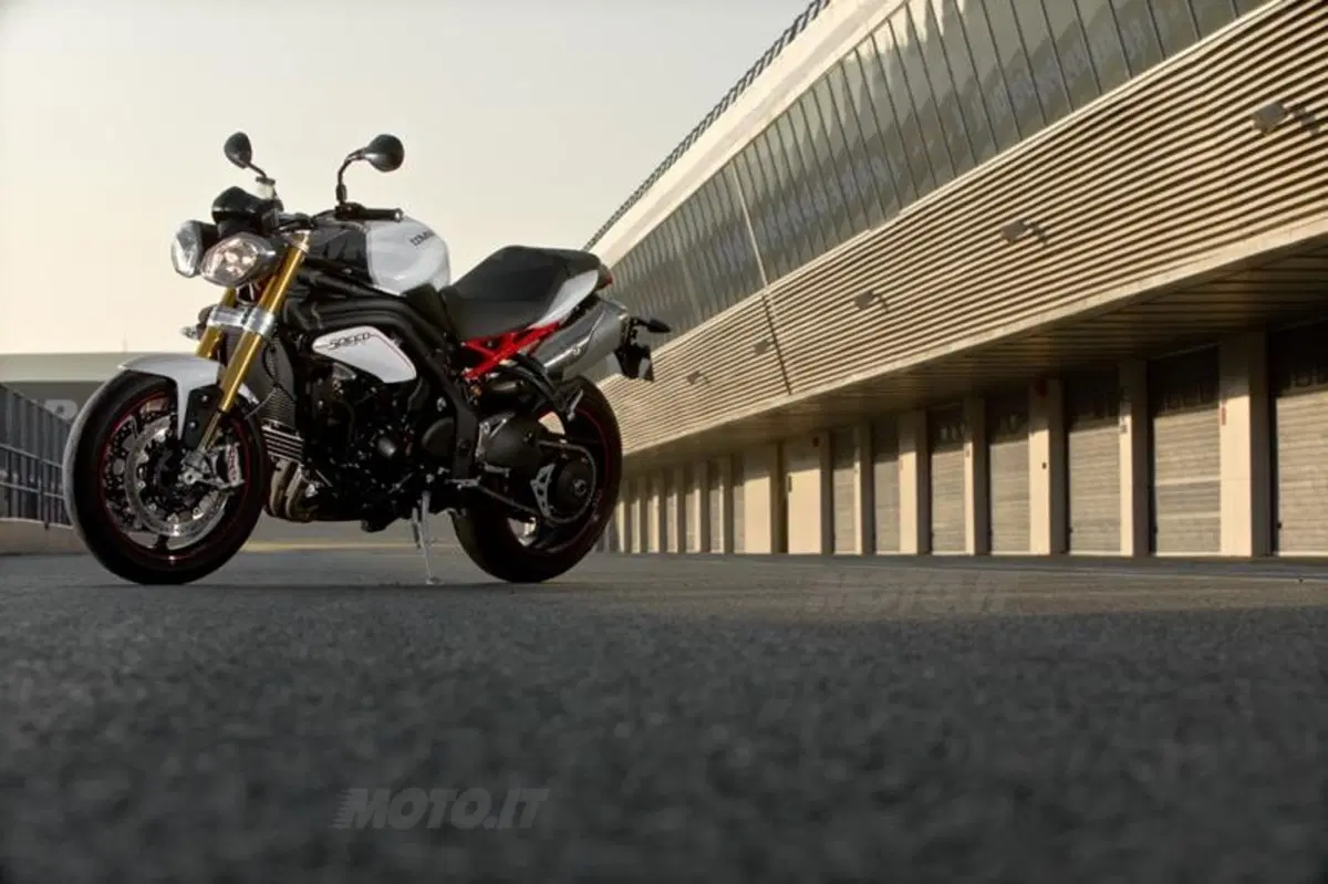Triumph Speed Triple 1050 R  (26)