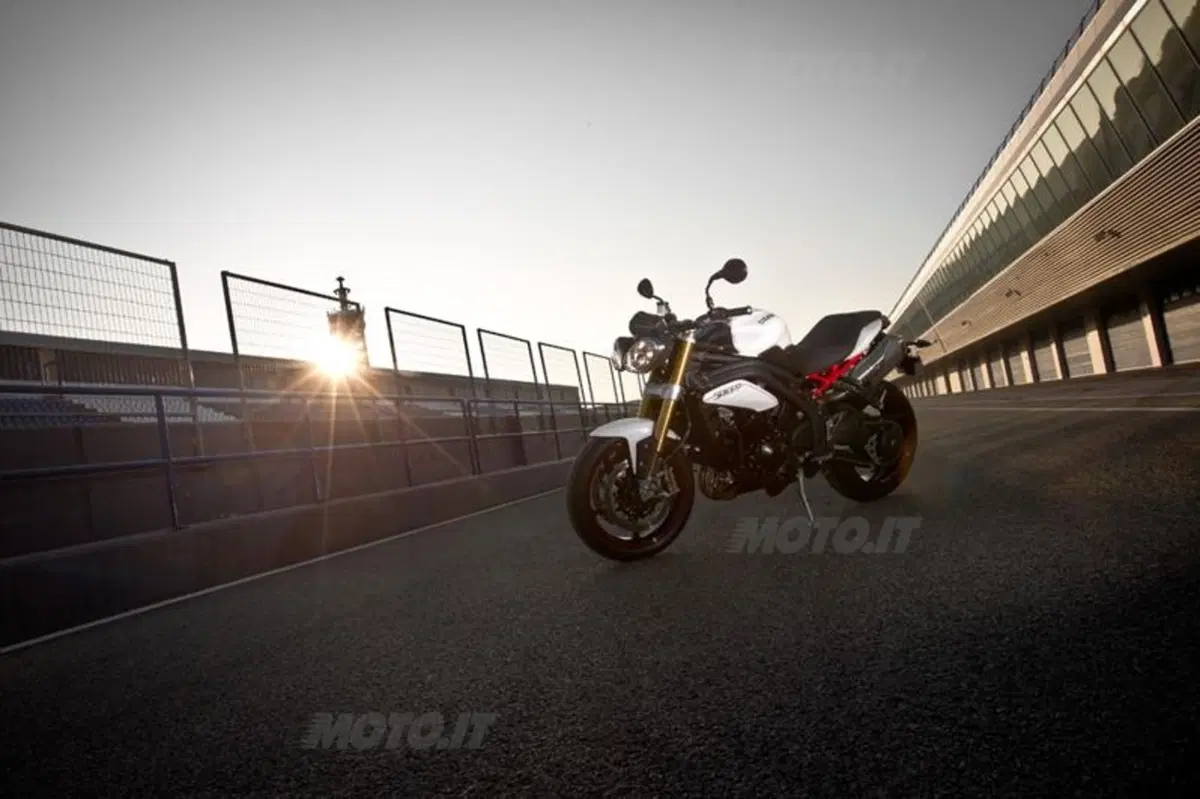 Triumph Speed Triple 1050 R  (28)