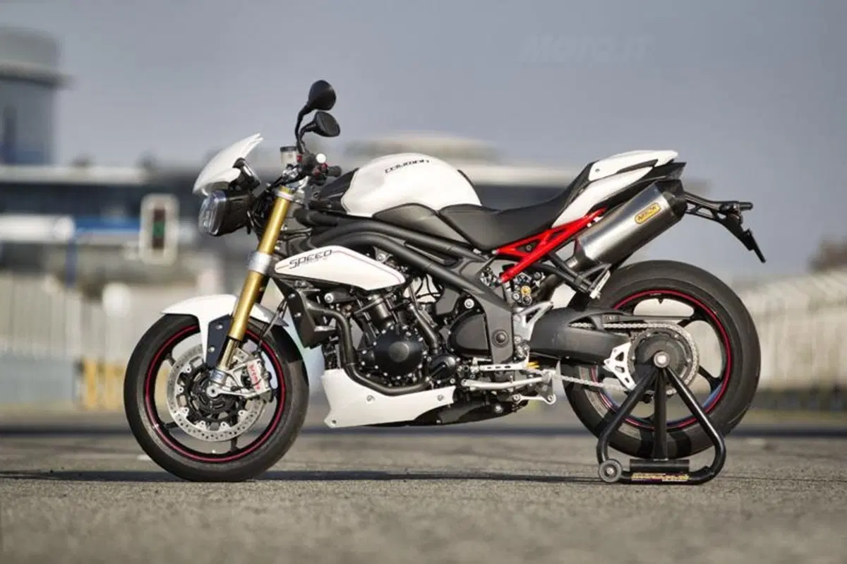 Triumph Speed Triple 1050 R  (32)