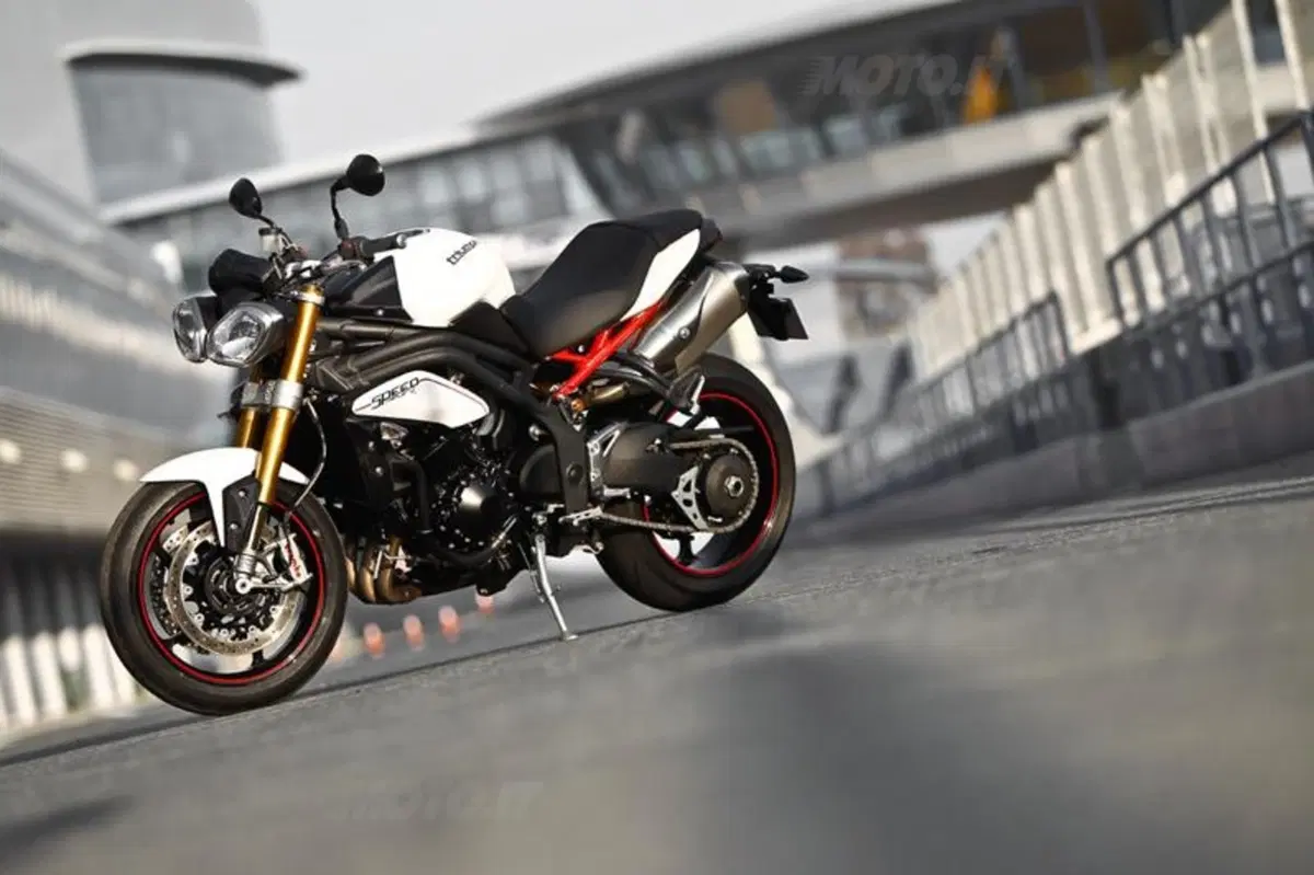 Triumph Speed Triple 1050 R  (34)