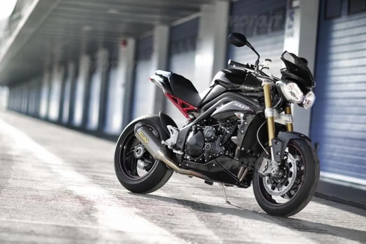 Triumph Speed Triple 1050 R  (39)