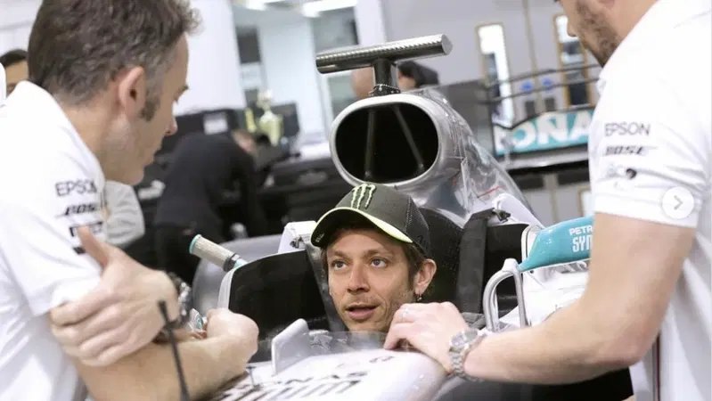Valentino Rossi "fa il sedile" per la F1
