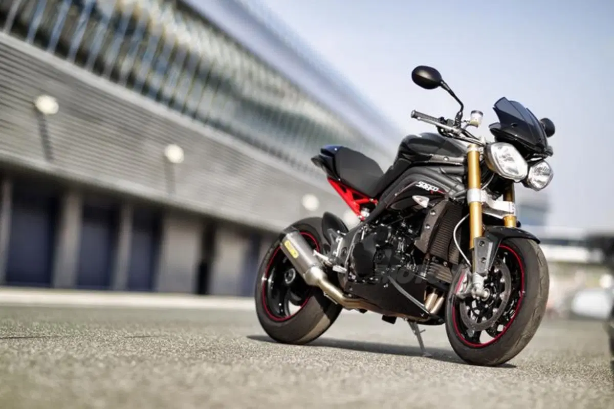 Triumph Speed Triple 1050 R  (42)