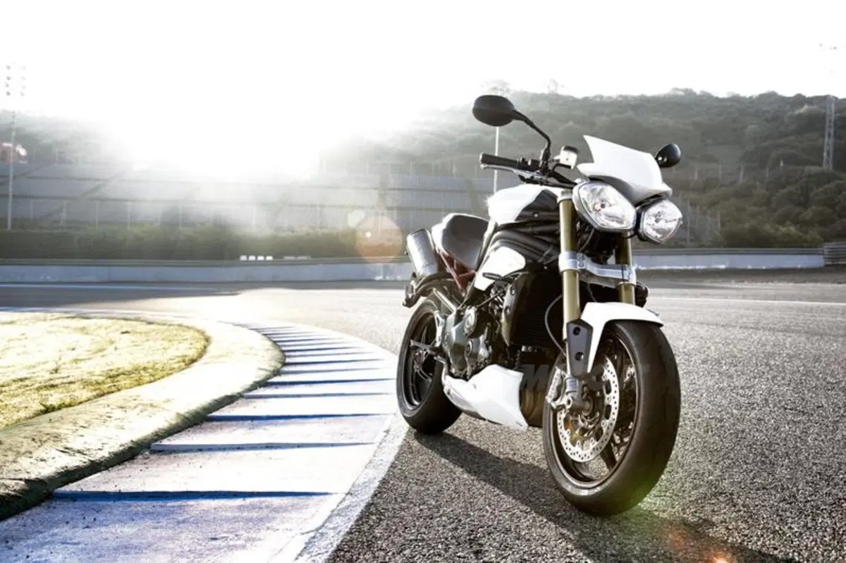 Triumph Speed Triple 1050 R  (50)