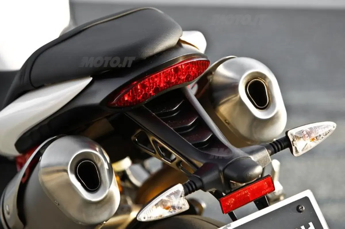 Triumph Speed Triple 1050 R  (67)