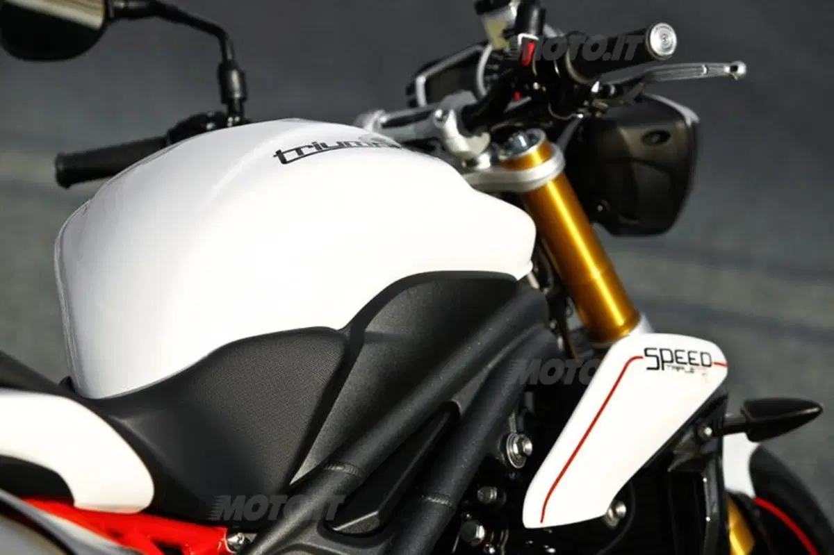 Triumph Speed Triple 1050 R  (68)