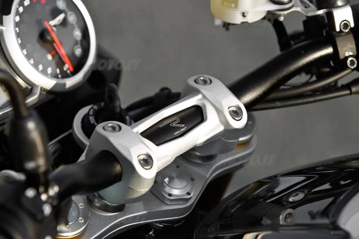 Triumph Speed Triple 1050 R  (70)