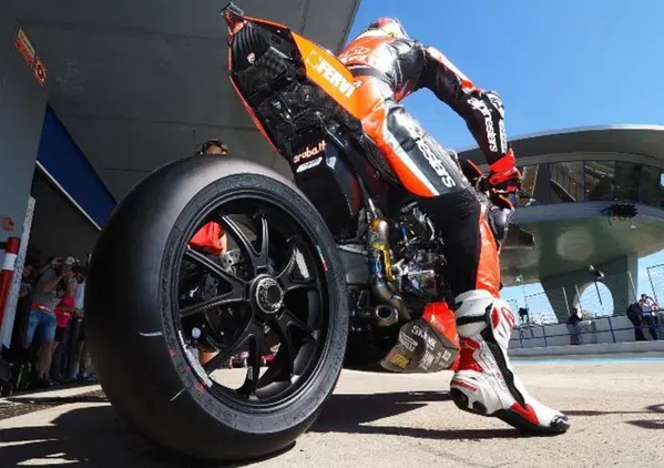 Giorgio Barbier “Pirelli preferisce la Superbike perché offre lo sviluppo migliore”