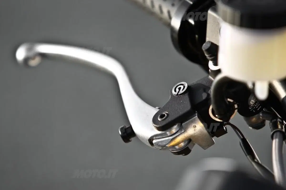 Triumph Speed Triple 1050 R  (75)