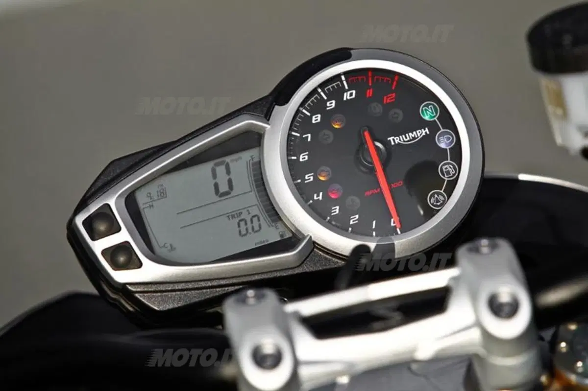 Triumph Speed Triple 1050 R  (76)