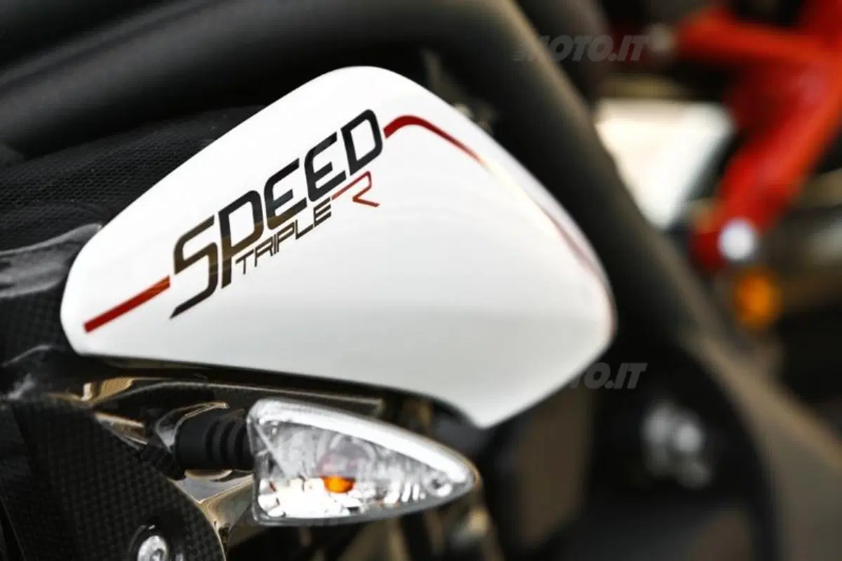 Triumph Speed Triple 1050 R  (78)