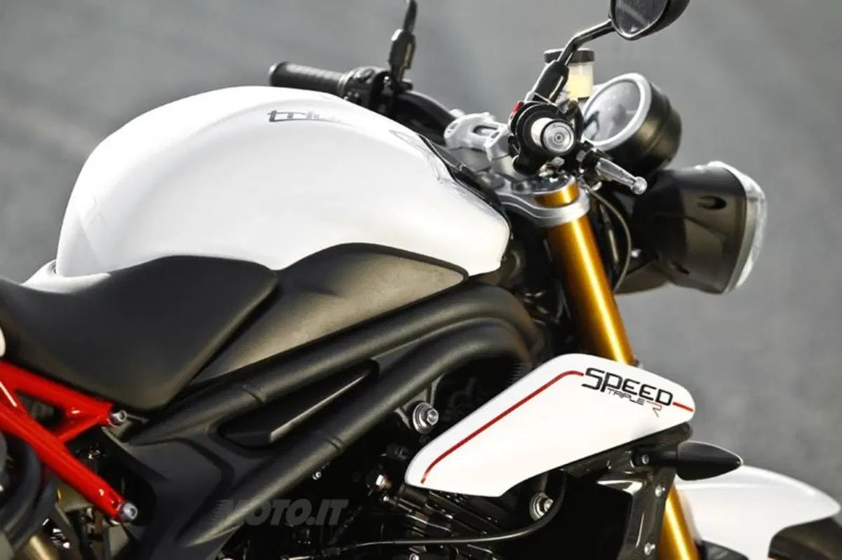 Triumph Speed Triple 1050 R  (80)