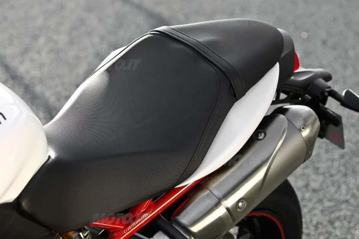 Triumph Speed Triple 1050 R  (82)