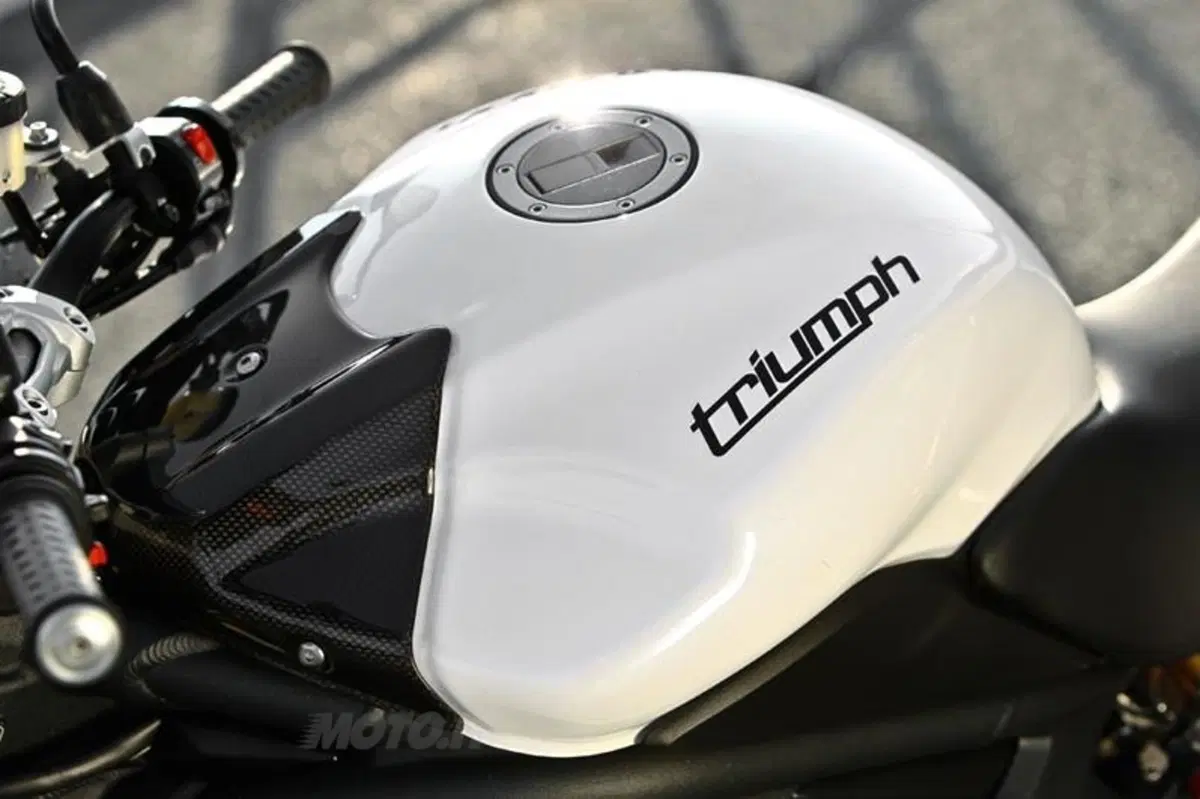 Triumph Speed Triple 1050 R  (83)