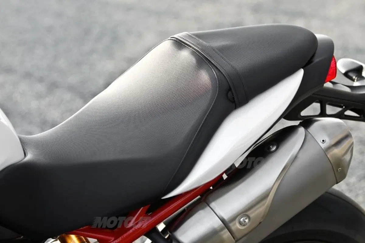 Triumph Speed Triple 1050 R  (87)