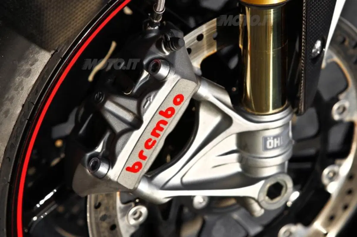 Triumph Speed Triple 1050 R  (88)