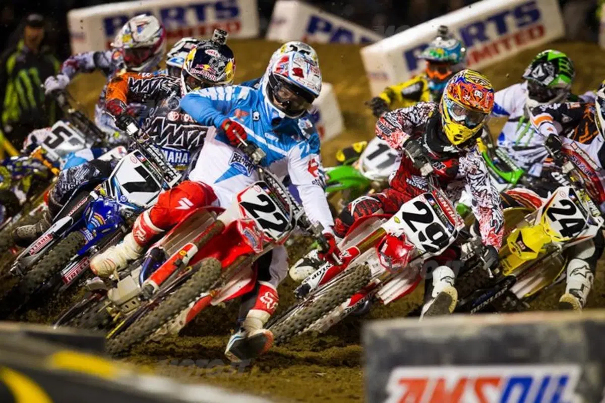Supercross. James Stewart vince a Oakland (4)