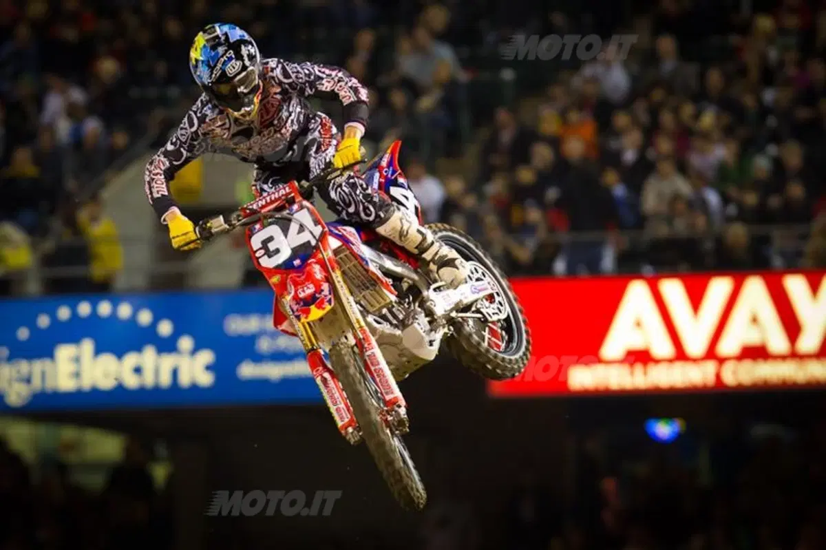 Supercross. James Stewart vince a Oakland (5)
