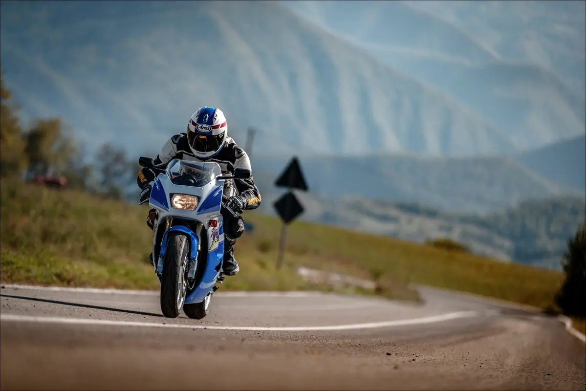 Suzuki RGV 250 TEST Youngtimer: una moto 2 tempi da corsa con la targa (3)