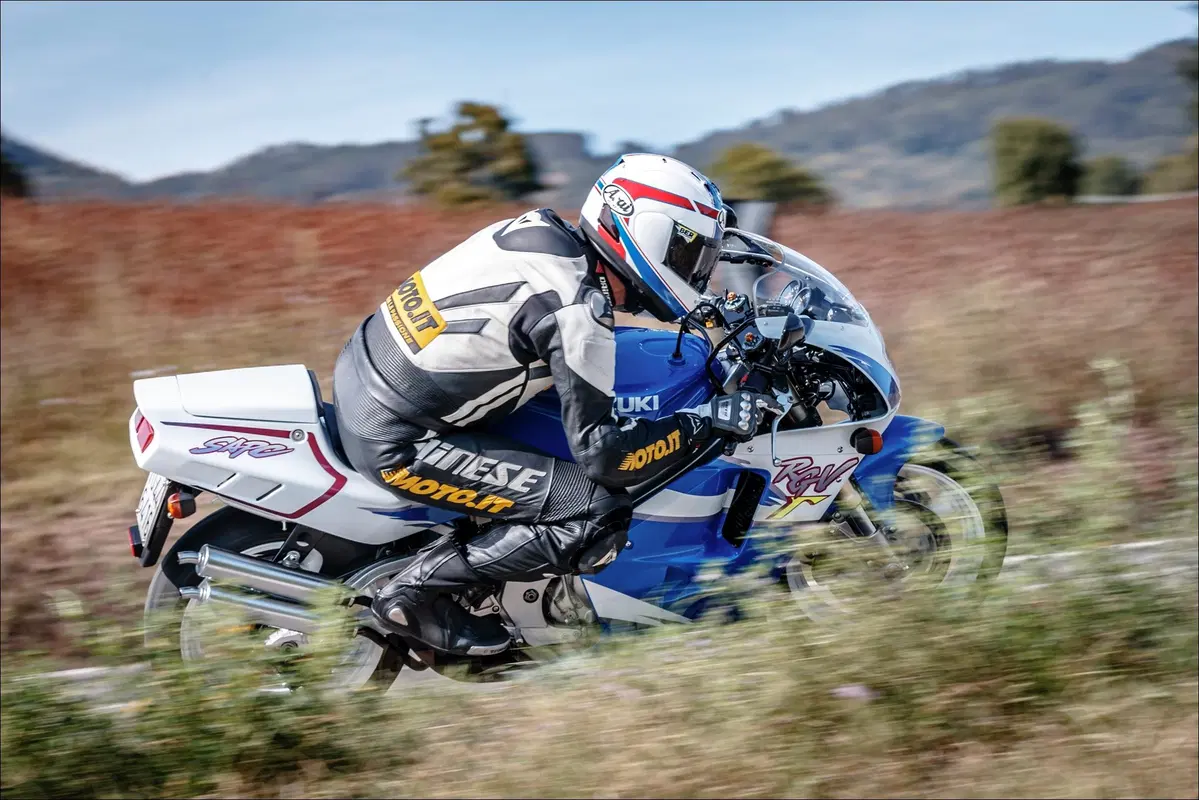Suzuki RGV 250 TEST Youngtimer: una moto 2 tempi da corsa con la targa