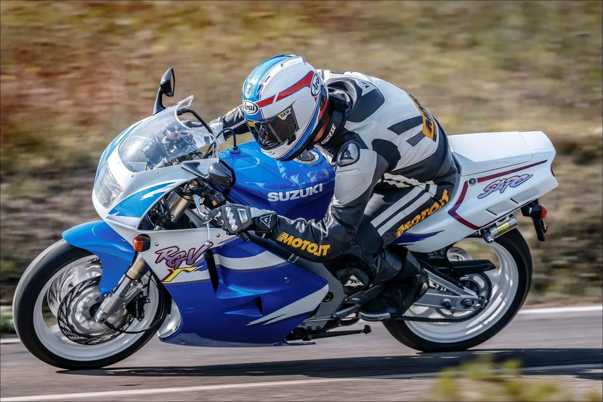 Suzuki RGV 250 TEST Youngtimer: una moto 2 tempi da corsa con la targa (2)