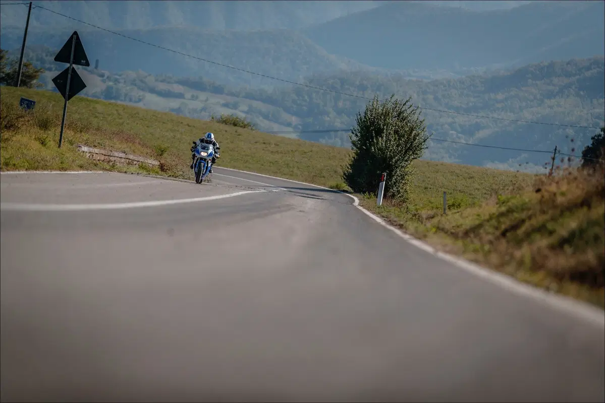 Suzuki RGV 250 TEST Youngtimer: una moto 2 tempi da corsa con la targa (4)