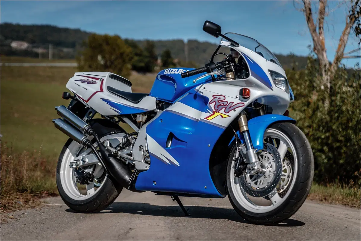Suzuki RGV 250 TEST Youngtimer: una moto 2 tempi da corsa con la targa (6)