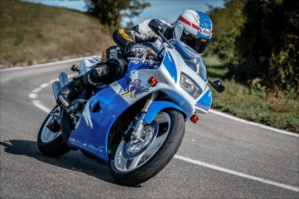 Suzuki RGV 250 TEST Youngtimer: una moto 2 tempi da corsa con la targa (8)
